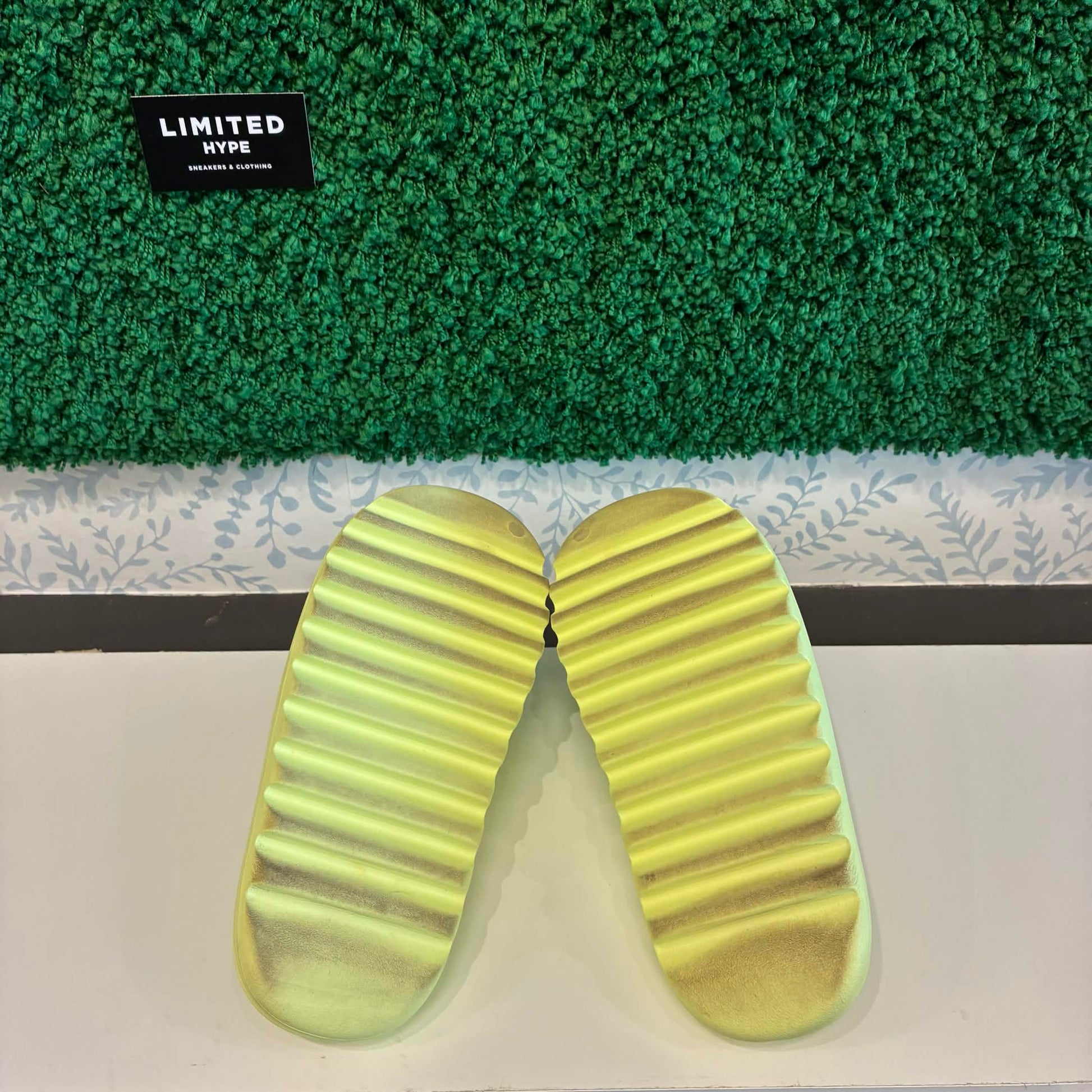 adidas Yeezy Slide Glow Green (USED)