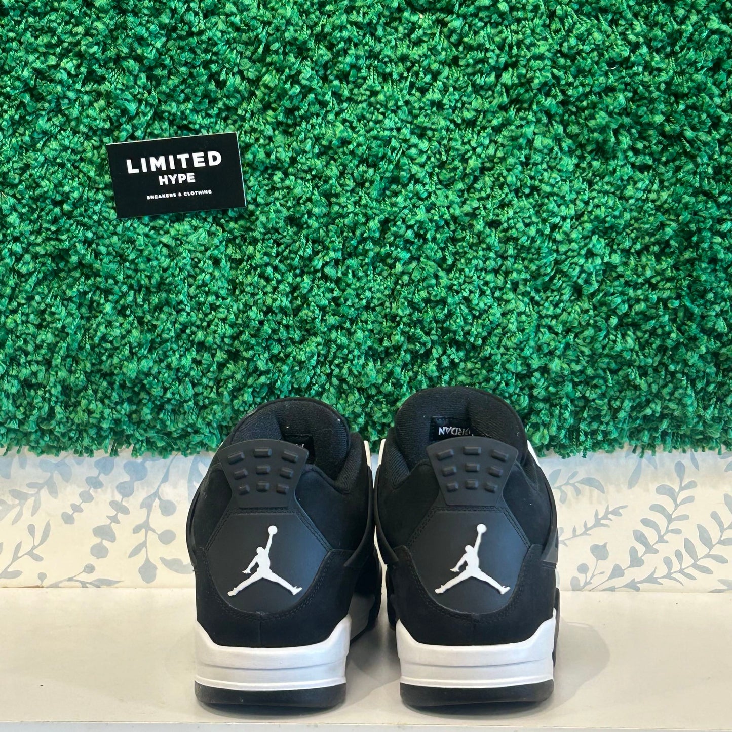 Jordan 4 Retro White Thunder (USED)