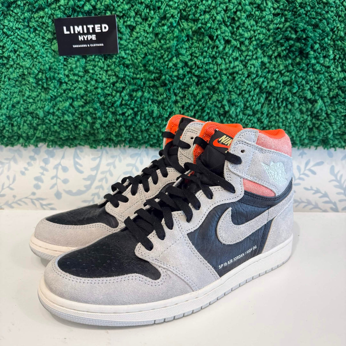 Jordan 1 Retro High Neutral Grey Hyper Crimson (USED, NO BOX)