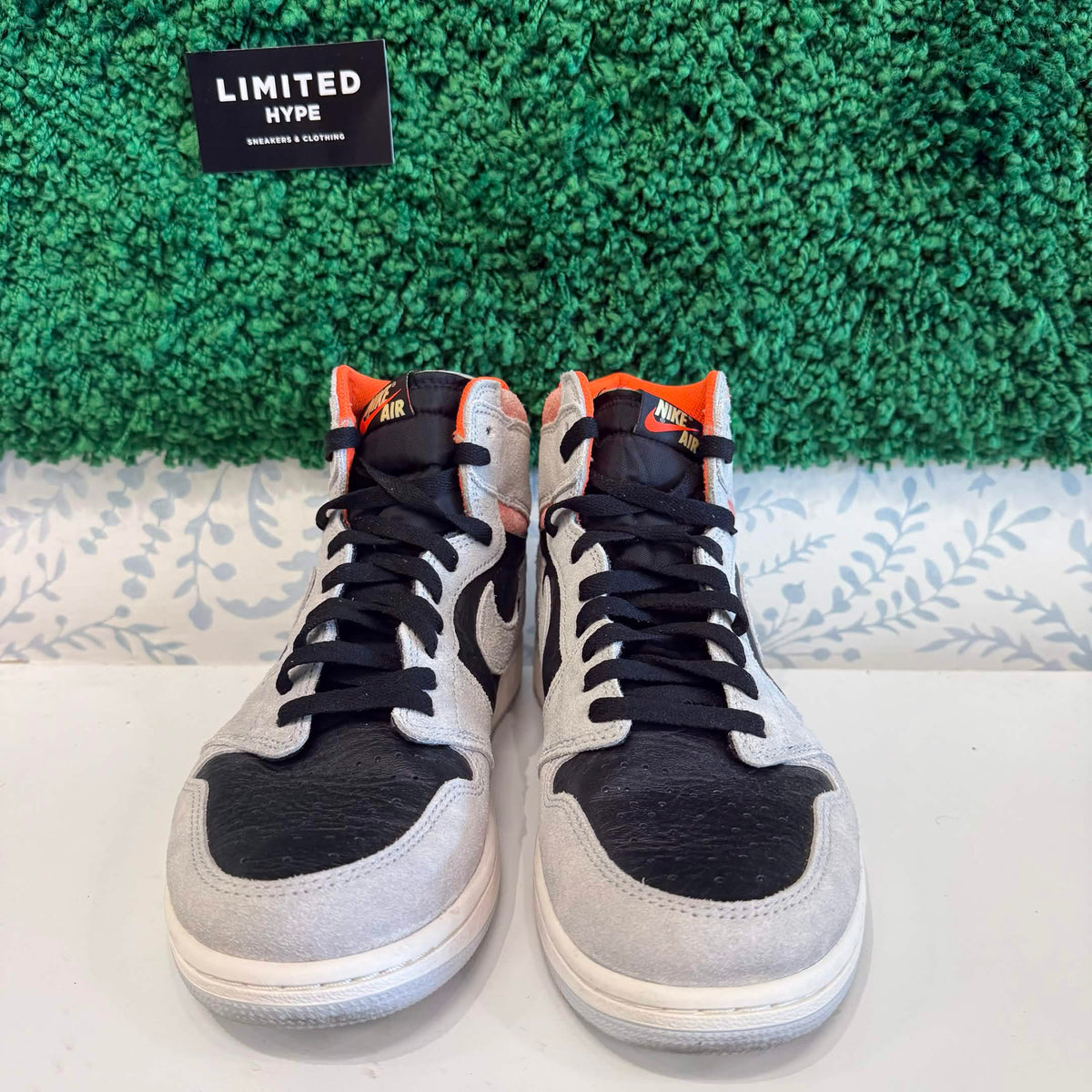 Jordan 1 Retro High Neutral Grey Hyper Crimson (USED, NO BOX)