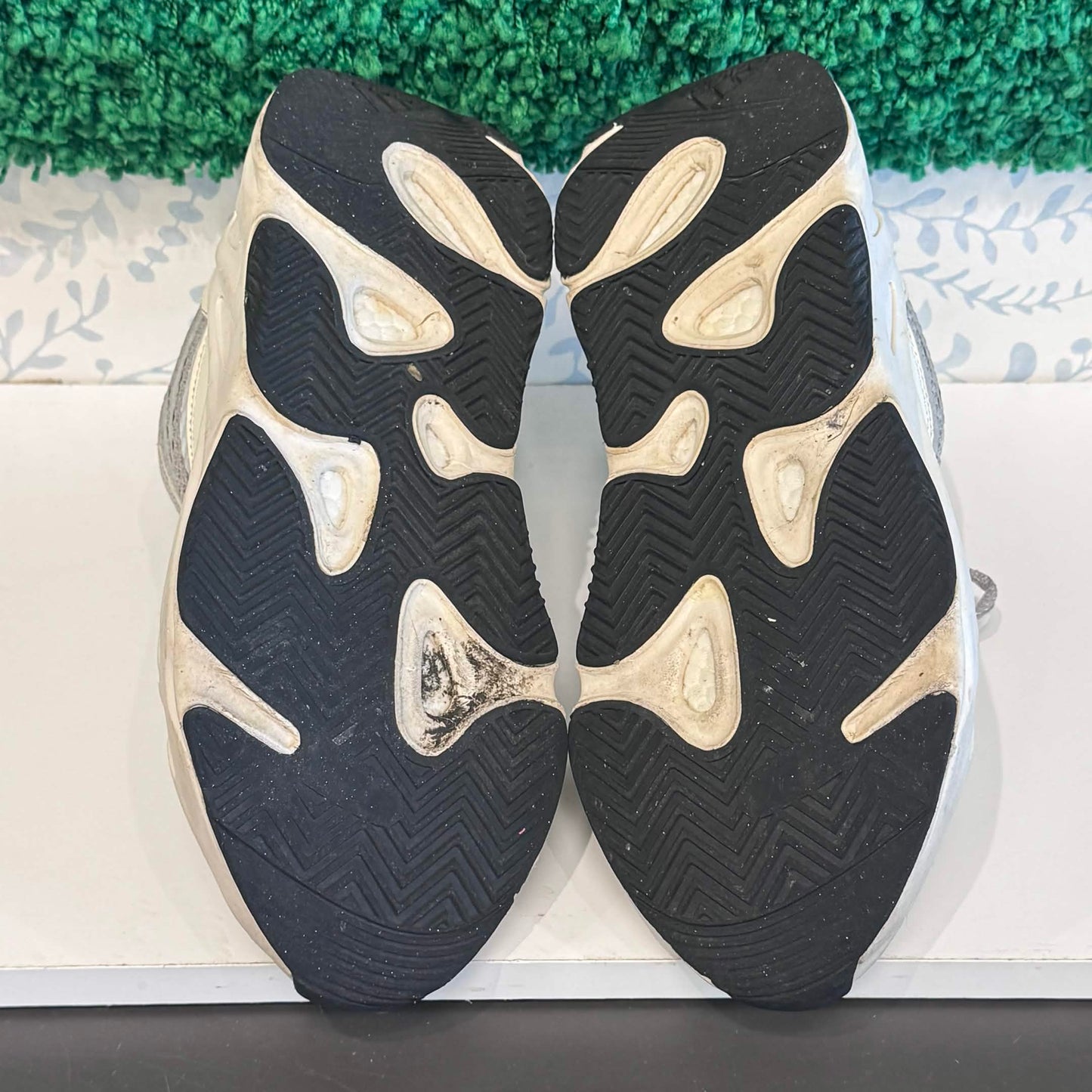 adidas Yeezy Boost 700 V2 Static (USED, REP BOX)